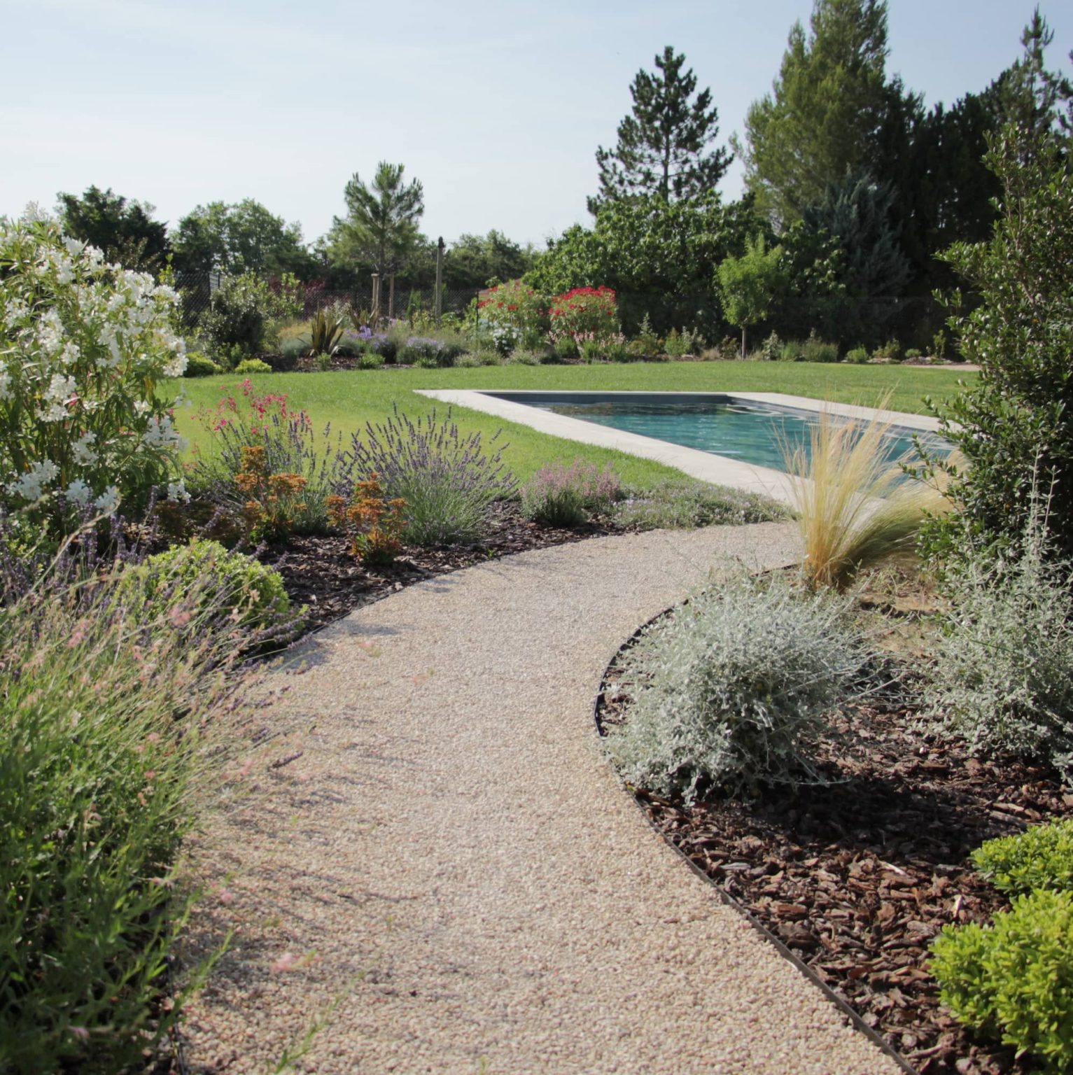 Paysagiste et jardinier RENODAY au travail en Brabant wallon