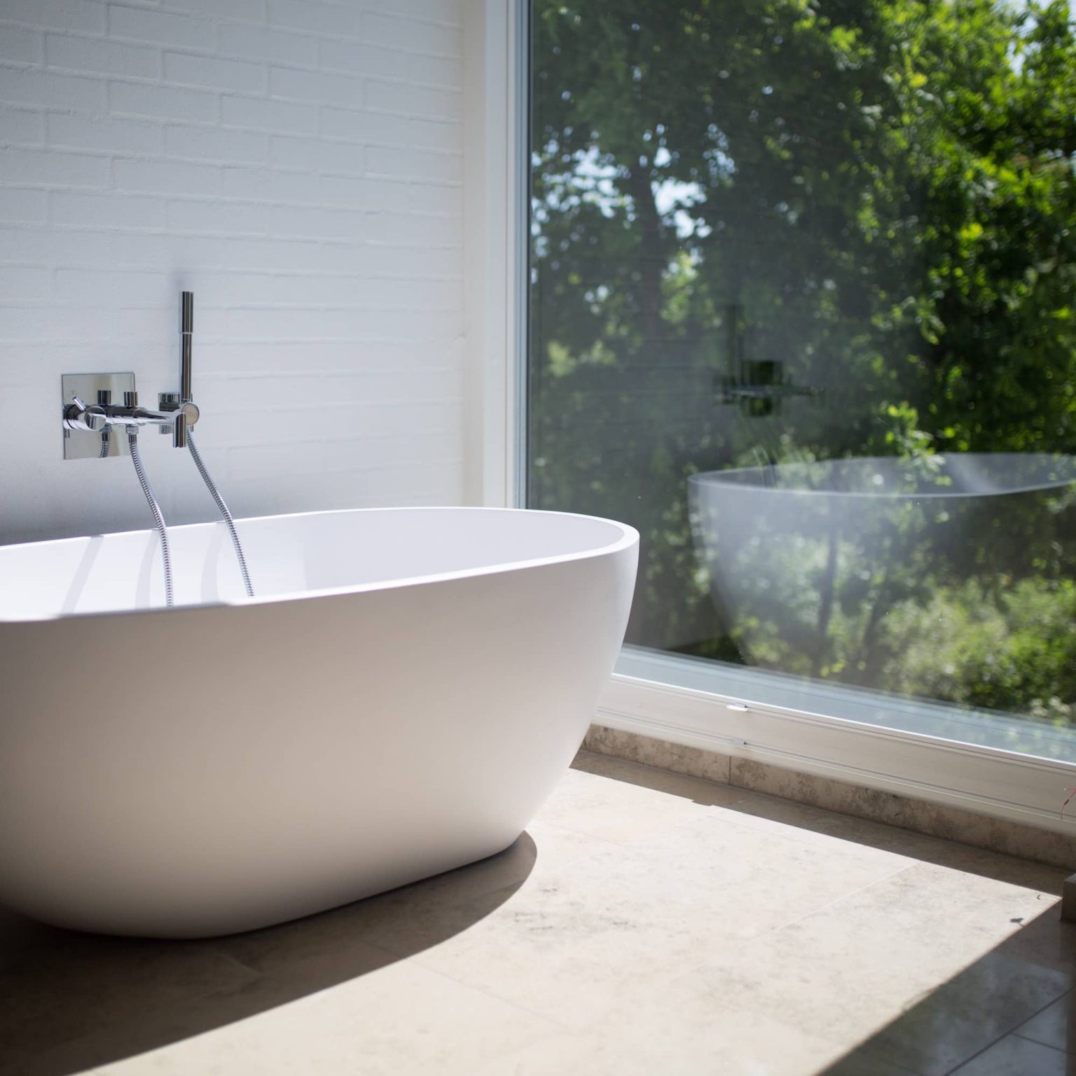 Salle de bain rénovée avec douche à l'italienne — travaux réalisés par RENODAY en Brabant wallon