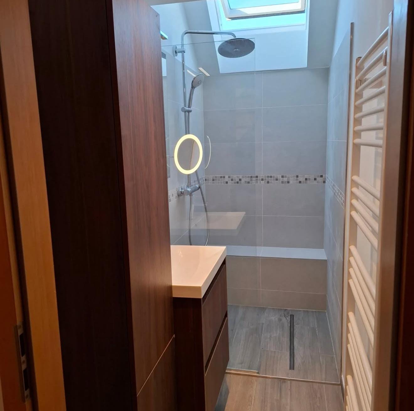 Salle de bain rénovée avec douche et meuble vasque — RENODAY
